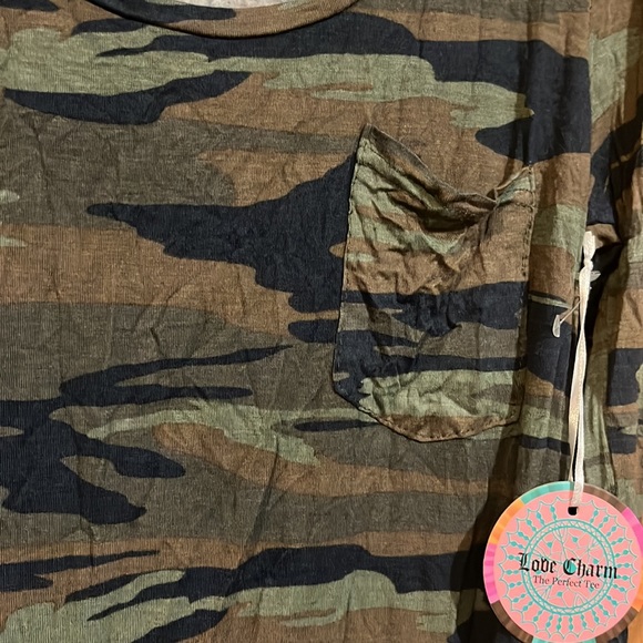 🤎💚Nwt awesome camo front pocket tee size medium - Picture 2 of 6
